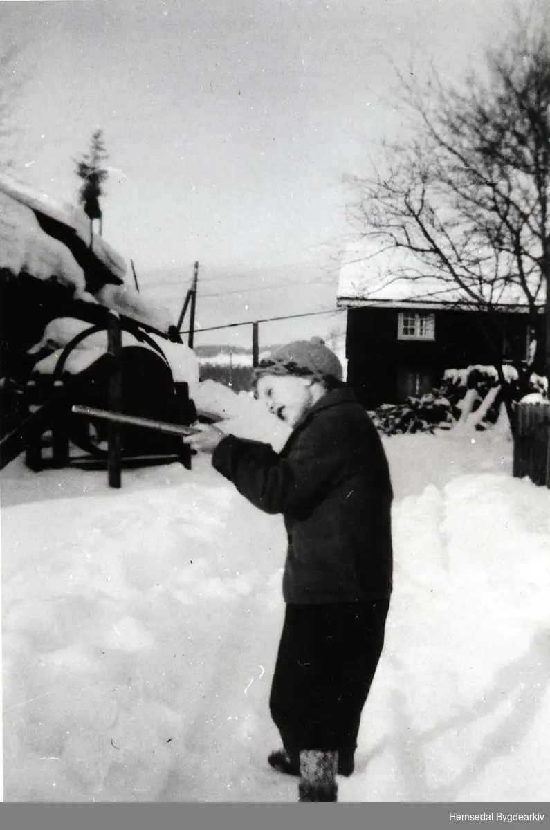 Jakob Eikre med strikkebørse ein gong i 1948 heime i tunet på Eikre,51-17, i Hemsedal.