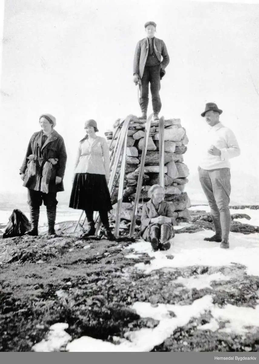 På Vihovd i Hemsedal, ca. 1930.
Rasmus Eikre (Medgarde) står på varden.
