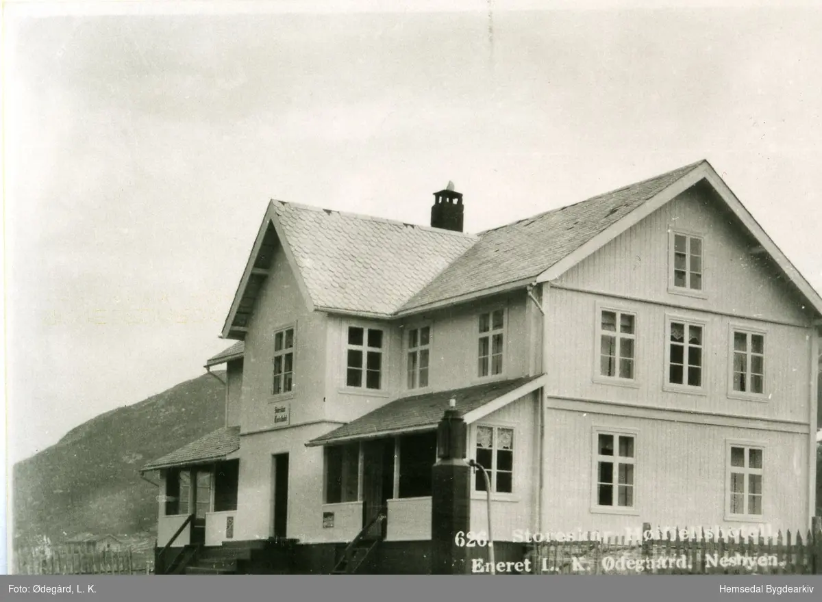 Storeskar Fjellstue, gnr/bnr 79.8. 
Opphaveleg tømmerbrakke i ei høgd bygd for vegarbeidarar, ombygd til innkvarteringsstad i 1925. Opplysningane er henta frå boka "Frå skysstasjon til alpinsenter"