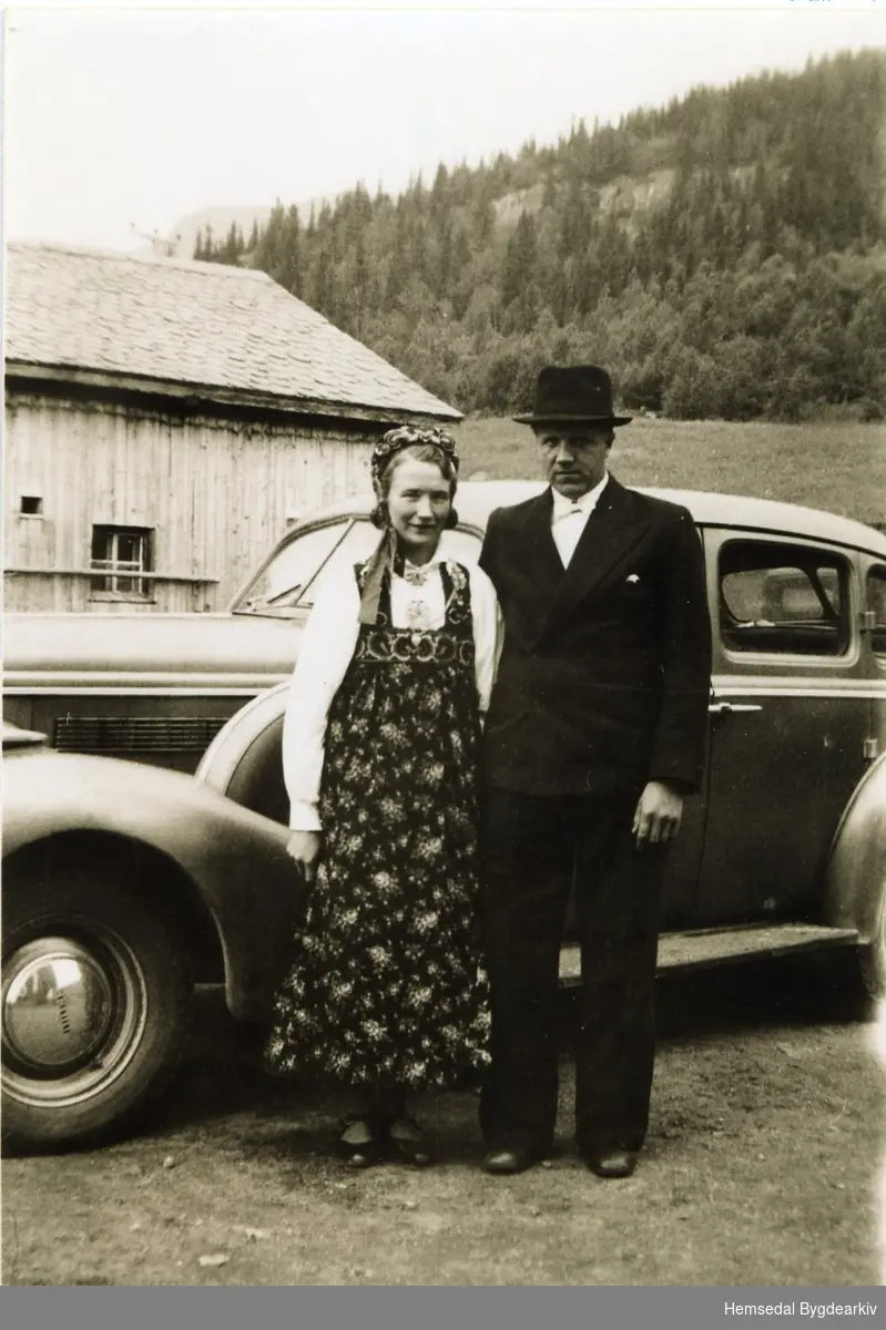 Kari Eikre og Svein Eikre på Bakko i Hemsedal, ca. 1940.
Svein var ordførar frå 1960 til 1975. Før dette var han medlem av kommunestyret frå 1945 til 1955.