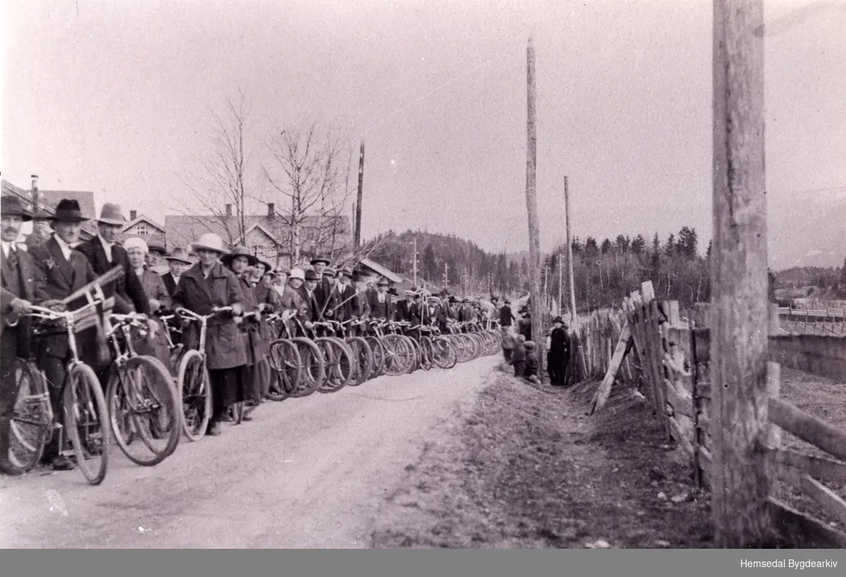 Ungdomslaget "Vår" i sykkeltog 17. mai ,ca. 1920.
Fremst står formannen Per Engene