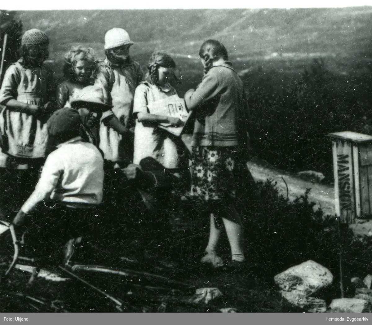 Svein Gunvaldgard kjem med posten til Lykkjagrenda i Hemsedal.
Fotografiet er frå 1929.