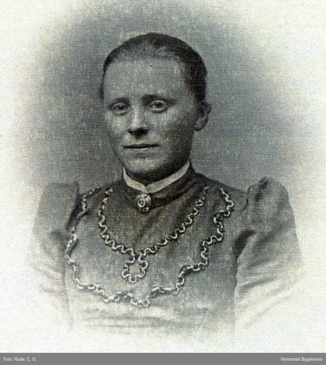 Anne Solheim, fødd Holde (1884-1948), Hemsedal
Fotografiet er teke ca. 1900
