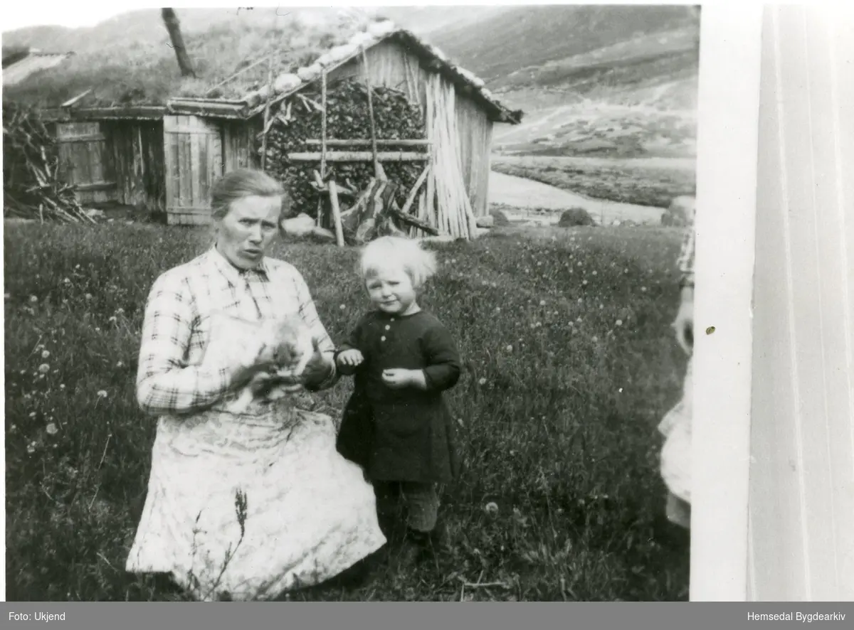 Birigt Flaget  med dottera Sigrid på Fløgastølen i Storeskar i 1932.