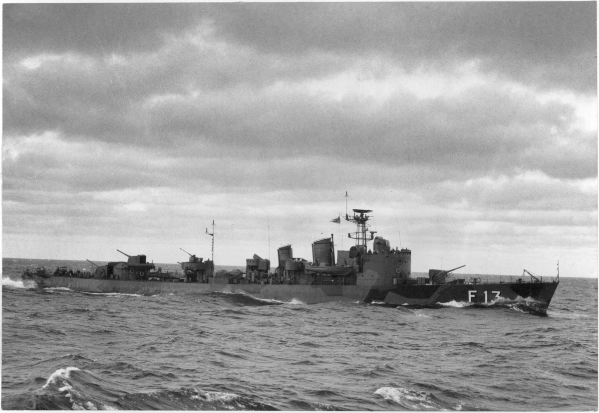 HMS HÄLSINGBORG efter ombyggnad från jagare till fregatt.