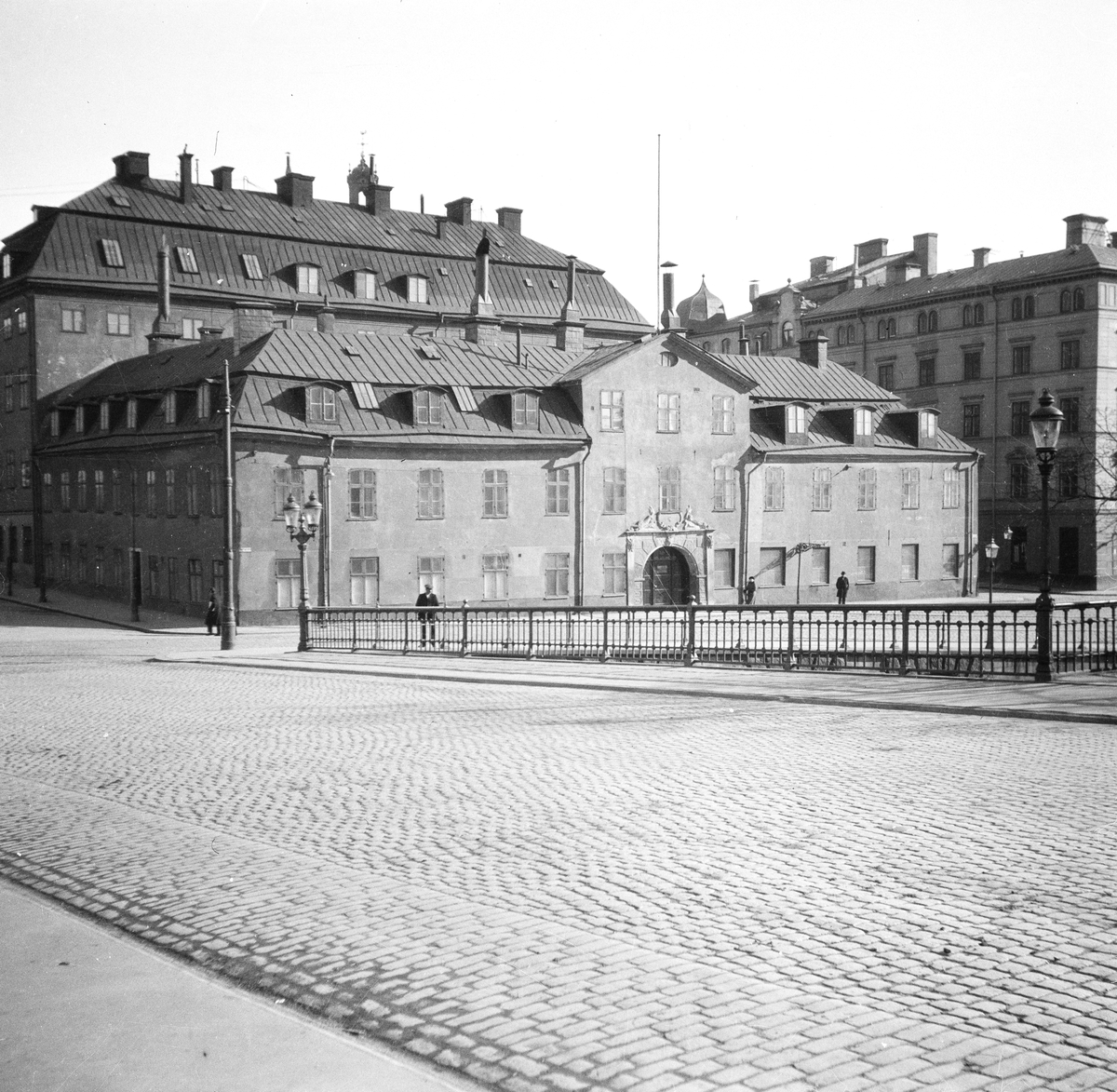 Ryningska huset, Stockholm
Munkbron 1
Exteriör

Svensk arkitektur: kyrkor, herrgårdar med mera fotograferade av Arkitekturminnesföreningen 1908-23.
