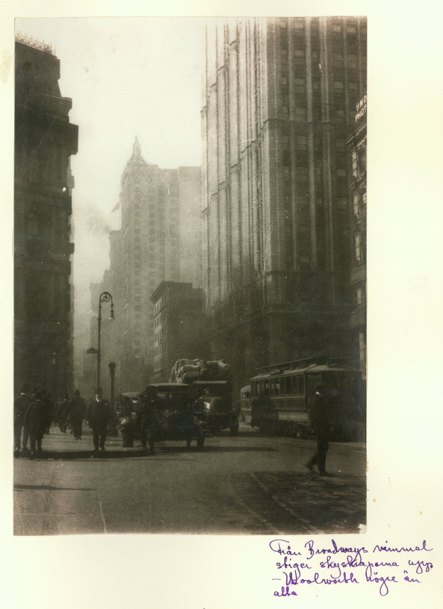 Broadway
Exteriör. Gatuliv i New York i början av 1900-talet. Resebild ur Gunnar Asplunds samling.