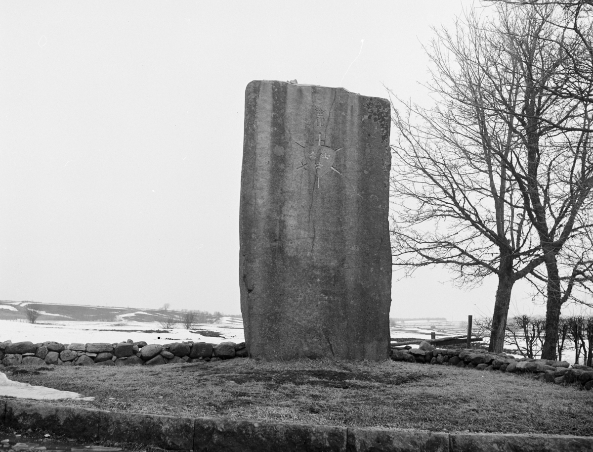 Ytongfabrik, Uddagården
Exteriör, minnesmärke i form av stor sten, med inristat riksvapen