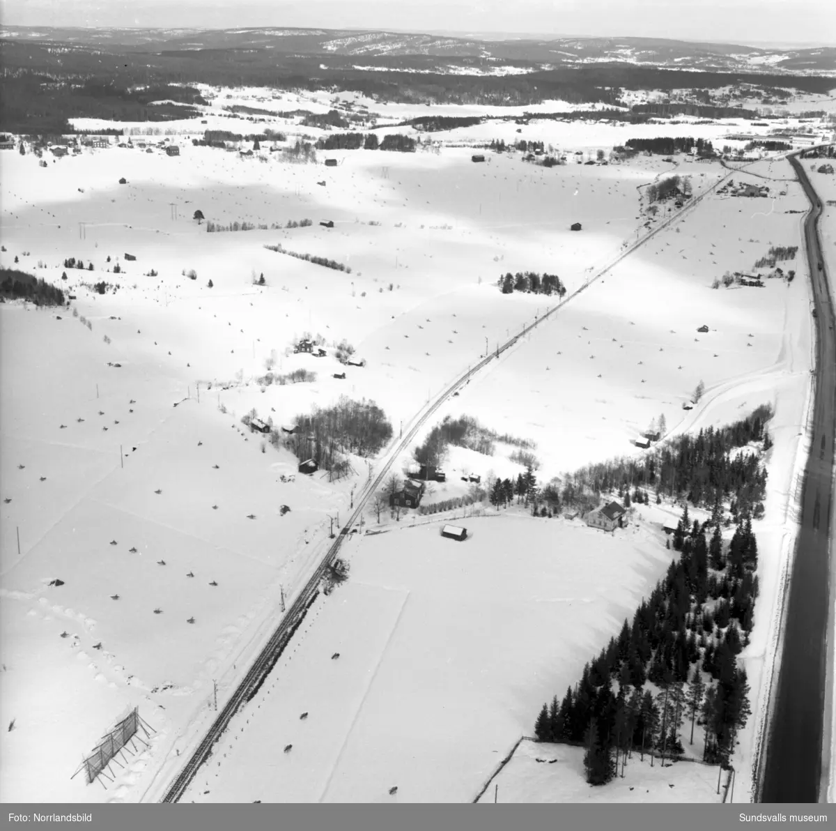 Flygfoton över Tövaterminalen, fotograferat för Thurfjells arkitektkontor. På första bilden syns järnvägsstationen i Töva.