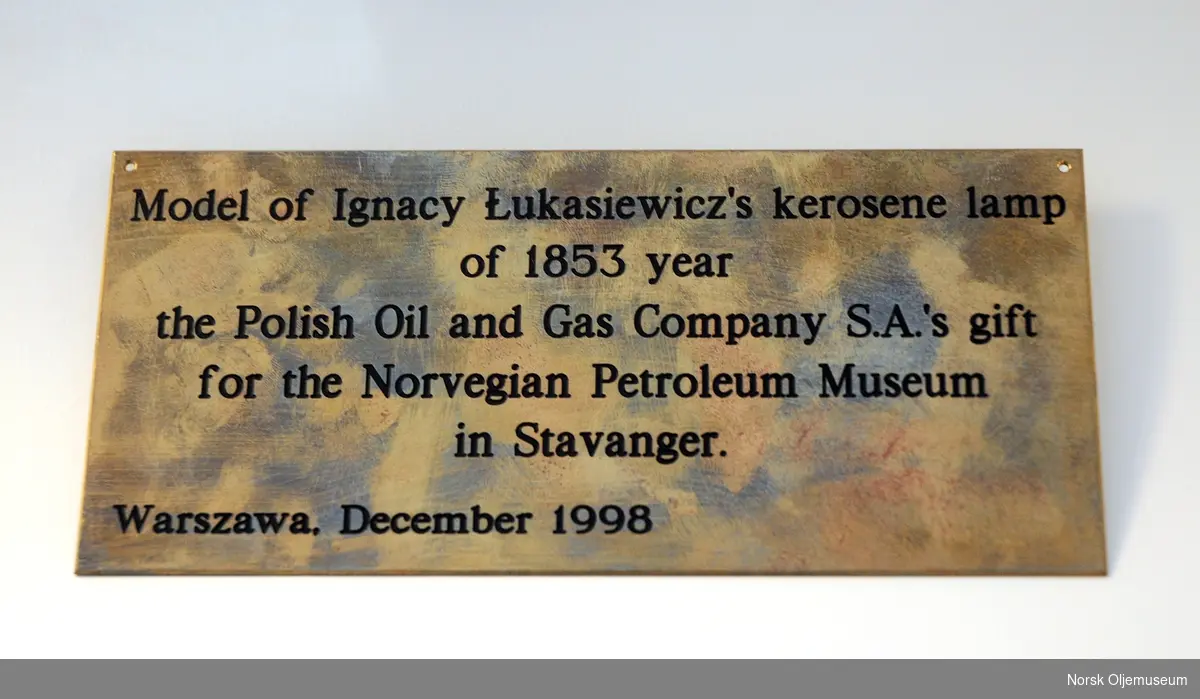Oljelampe samt plakett med inskripsjon fra giveren - datert Warszawa, Desember 1998.