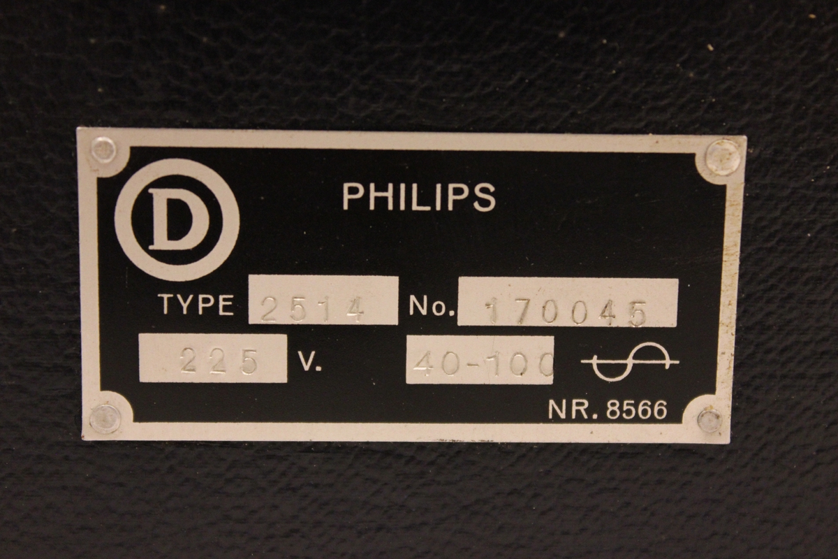 Radio med løs høytaler.
A: Radio, "Philips type 2514. Serienr.170045
B: Høytaler