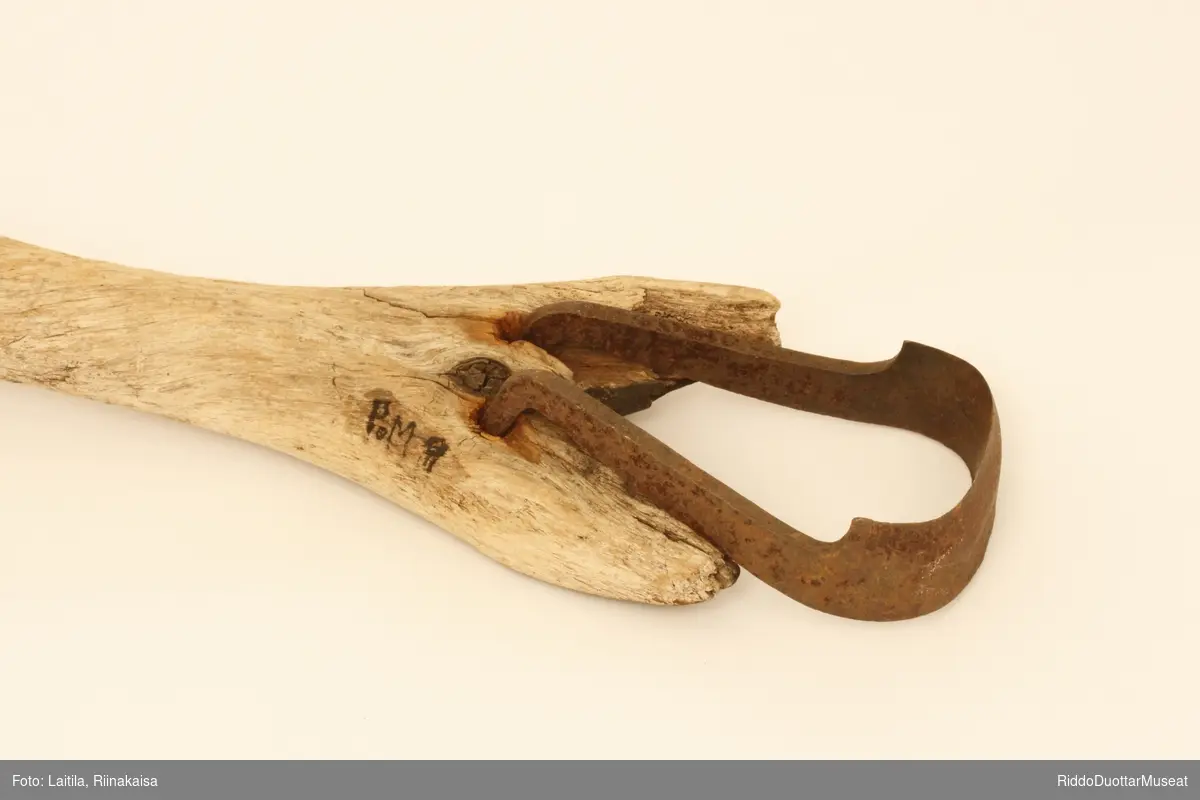 Form: avlangt, hank, deles i to nederst, skrape av bøyd jern 

Skåret av eb gren