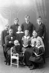 Studioportrett av et par med åtte barn.