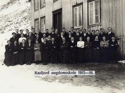 Elever og lærere ved skolen i Kasfjord, 1915-1916