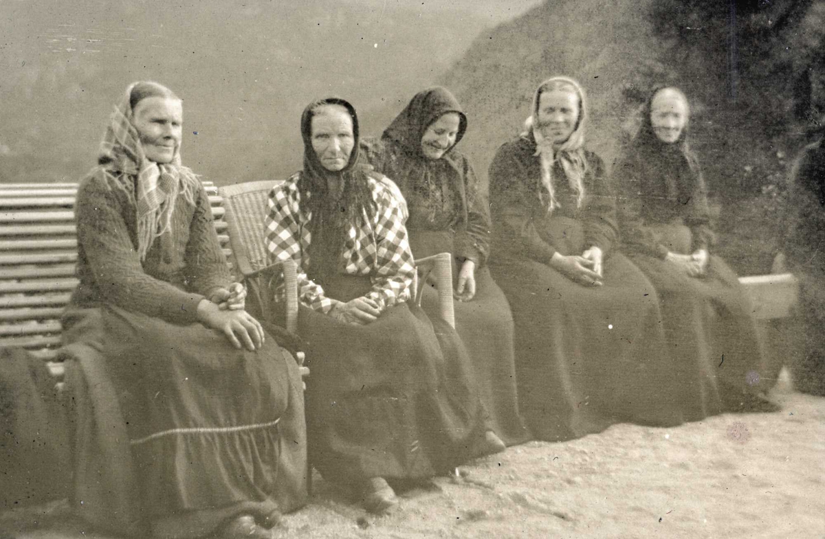 Fem eldre damer i selskap på Rophaug