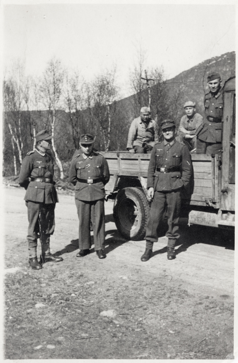 Tyske soldater og russefanger på en lastebil, fotografert i 1943 eller 1944 på Sama.