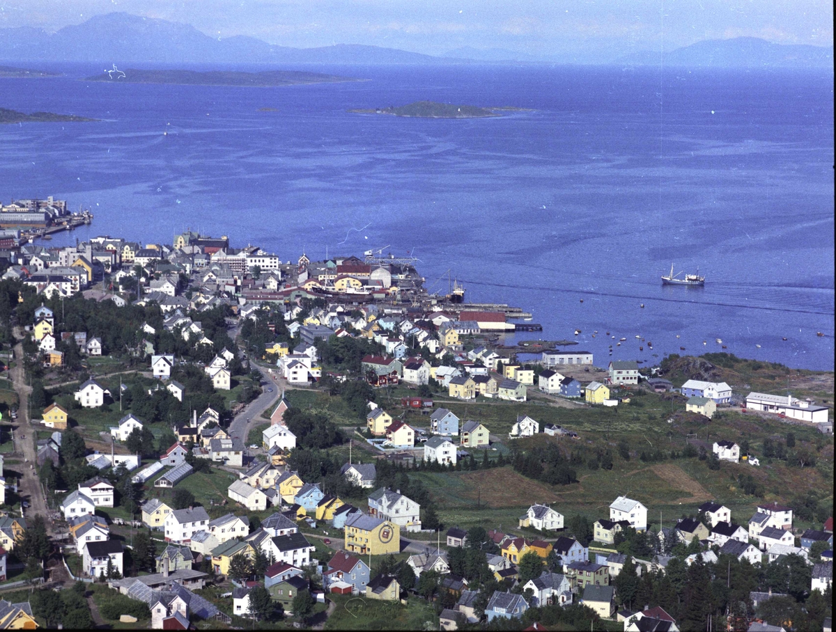 Flyfoto av Seljestad, med byen i bakgrunnen.