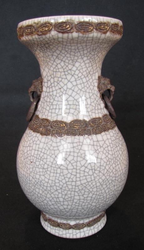 Vas med s.k. ''Go-glasyr''. Beslag av brons vilka varit brännförgyllda. Kina. Qianlong 1736-95.
 

Fotografi Neg: 1138
