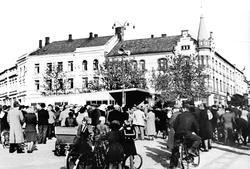 Da freden "brøt løs" i 8.mai 1945.
Fra torvet i Sarpsborg, 