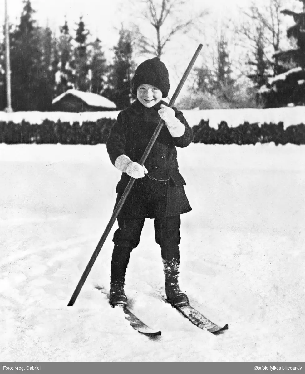 Gutten på bildet er Håkon Krog (f. 1909). 

Fotografens navn var Gabriel Krog (f. ca 1893). Han var storebror til gutten på bildet (og mannen  til giver  av bildet; Marie Krog), og bildet ble tatt som en gave til deres besteforeldre. Bildet er tatt på Snesrud gård i Øymark.