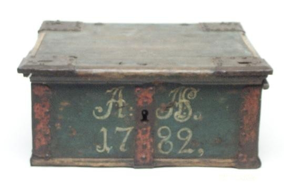 Fyrsidigt, järnbeslaget, blåmålat träskrin, märkt AAS 1782.

Från Rölanda sn, Dalsland.