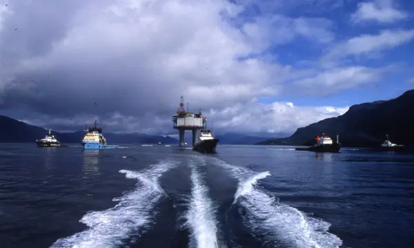 Statfjord B Blir Slept Ut Til Feltet I August 1981. - Norsk Oljemuseum ...