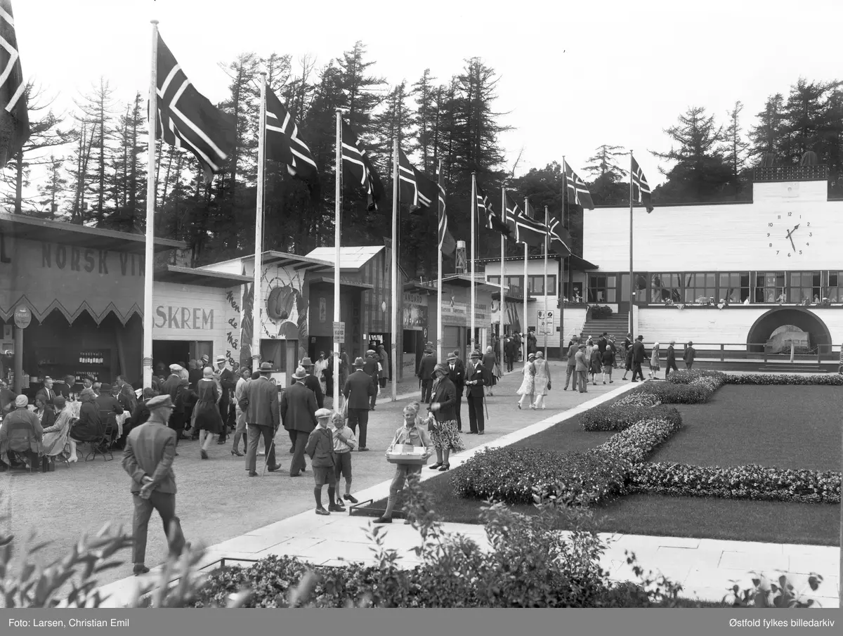 utstilling, Østfoldutstillingen, eksteriør, publikum, flagg,Østfoldutstillingen i Sarpbsborg 1930.
Østfold fylkesutstilling i samarbeid med Sarpsborg kommune og Østfold landbruksselskap (100 år) og de andre Østfoldbyene. 
I alt ti avdelinger for skogbruk, landbruk, industri, husflid, osv. Også kulturhistorisk utstilling på Borgarsyssel Museum.
