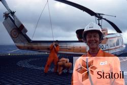 Statfjord A - smilende sykepleier ansatt i Mobil står på hel