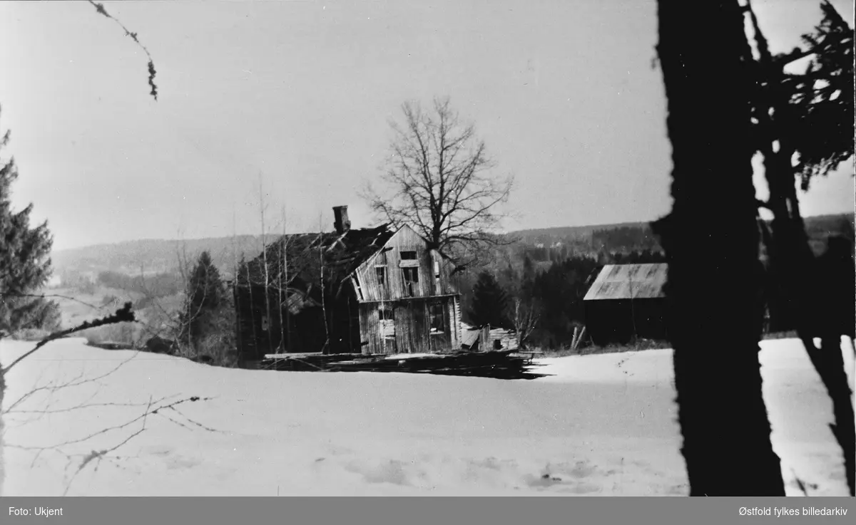 Hilmar Pettersen flyttet til Sollia pleiehjem ca 1965 og et da falleferdig hus raser videre.