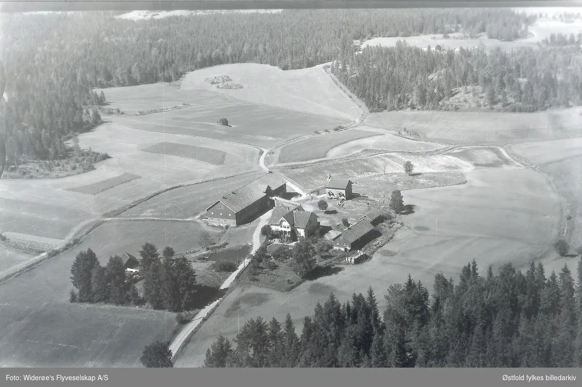 Flyfoto fra gården Nygård  (gnr. 98-1) i Hobøl.