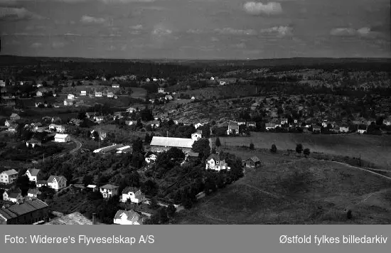 Yven, nederst til venstre Yven Papirfabrikk, den store låven midt i bildet tilhører gården Yven(Strømsæther).