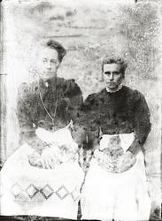 gruppei2, kvinner, forkle,