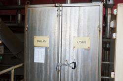 På dekk nær livbåtstasjonene på Statfjord A, er et skap med 