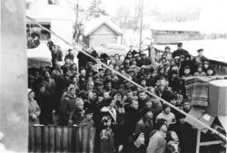 Menneskemengde i Storgaten i Ørje titter på et TV-apparat, d