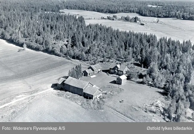 Skråfoto av gården Nærby i Rakkestad, 10. august 1956.
Daværende eier Karen Gundersen.
