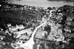 Oversiktsbilde fra Skjærhalden, Kirkeøy på Hvaler 1949. Flyf
