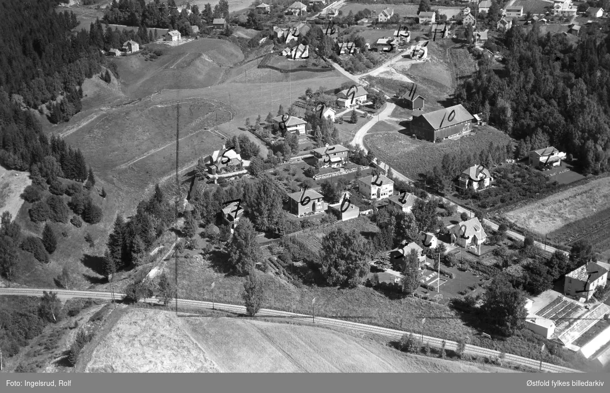 Oversiktsbilde over , boligstrøk "Karant" Mysen i Eidsberg, flyfoto 20. august 1953.
Bildet er tatt sørvestfra, litt nord for Mysen stasjon. Jernbanen i forgrunnen, Vandugveien bakenfor.