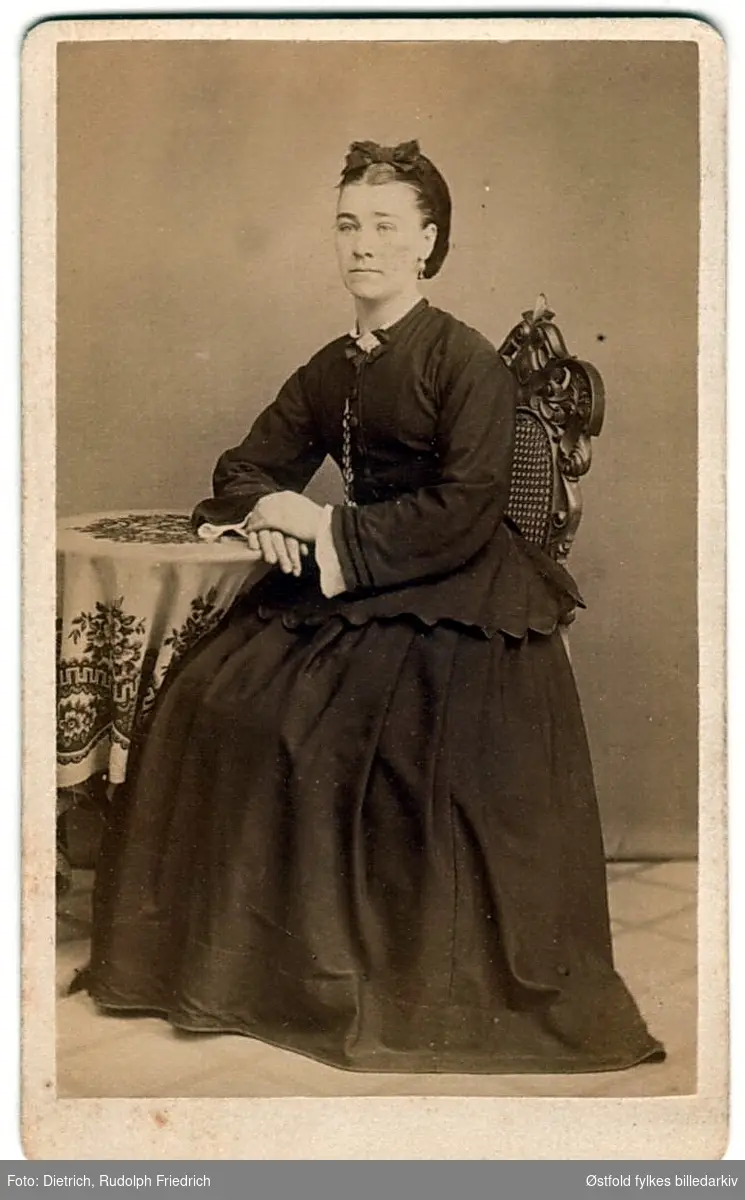 Portrett av ukjent kvinne, ca. 1865-1880.
Visittkort med firmamerke.