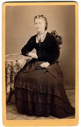 Portrett av ukjent kvinne, ca. 1865-1880.
Visittkort med fi