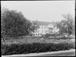 Borregaard Hovedgård  i Sarpsborg fotografert mot forsiden m