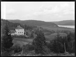 Minge skole i Tune med Mingevannet i bakgrunnen. Skolen ble 