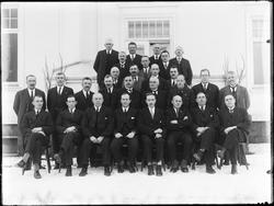 Tune herredstyre 1929-31, gruppebilde i det fri. 
Navnelist