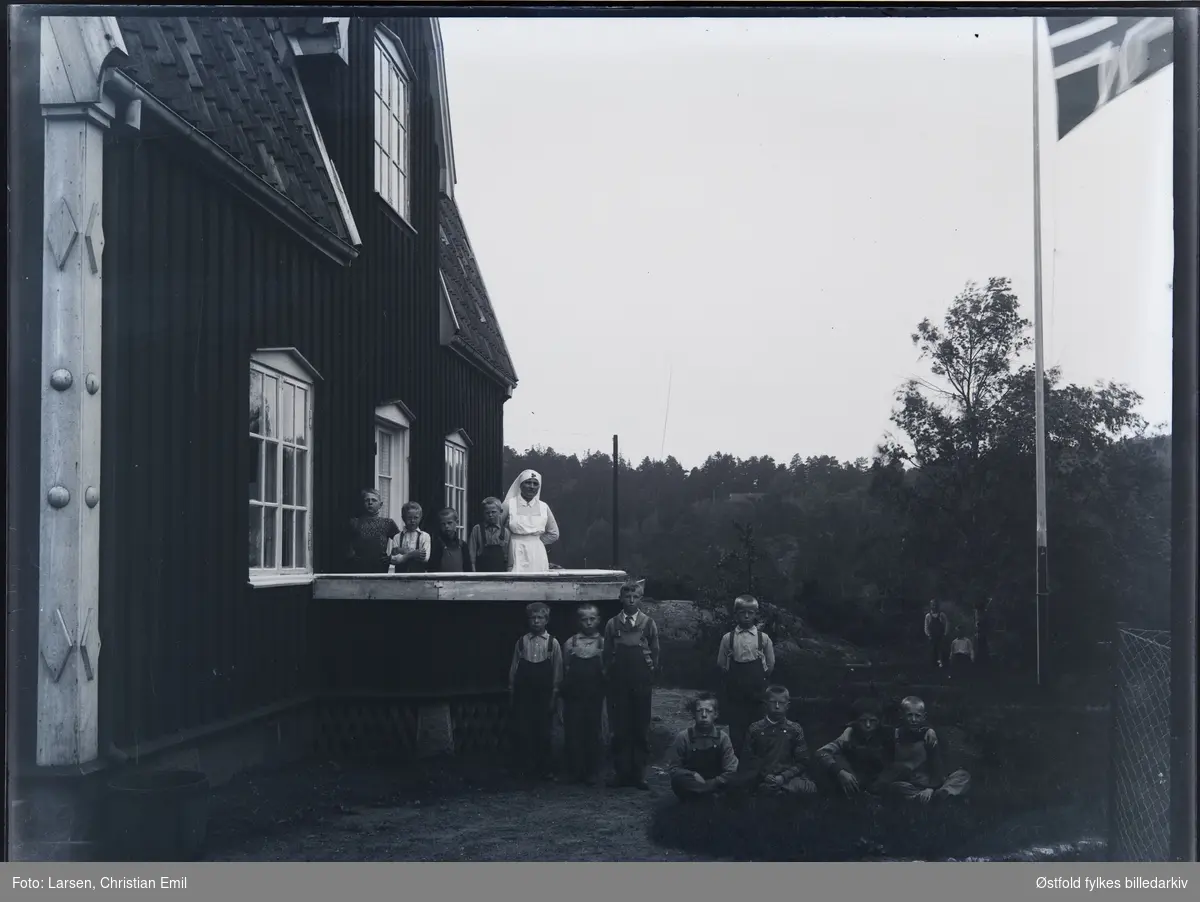 Barnehjemmet i Sponvika ved Halden. 1930. 15 gutter og en voksen kvinne i unform, utenfor hovedhuset i hagen.
Holdt til i Knivsø herregård fra 1939 til ut på 1970-tallet. Stemmer dette?