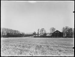 Gårdsanlegg med flere store uthus, kan de høre til  Østfold 