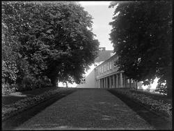 Fra innkjørsel til hovedbygningen på  Borregaard Hovedgård i