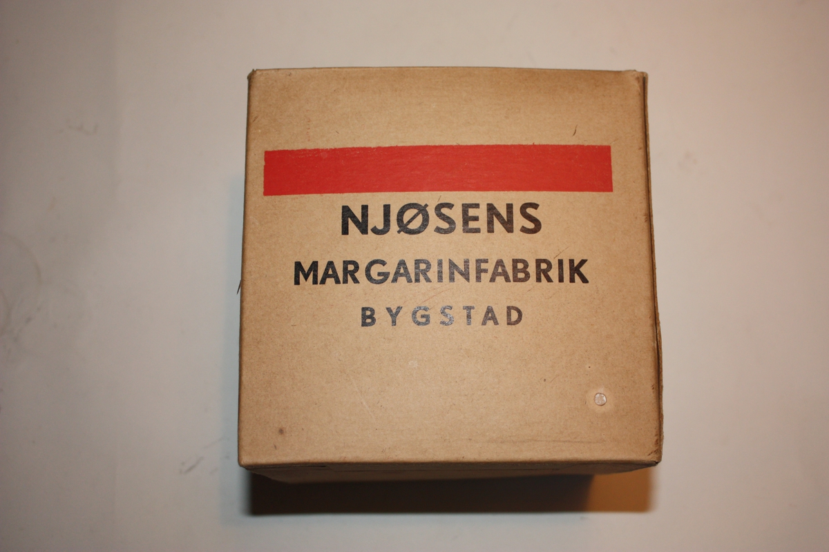 Pappkasse frå Njøsens Margarinfabrikk Bygstad.