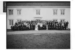 Brudepar med gjester på Krogstad Gård, Nesset