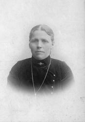 Portrett av ukjent eldre kvinne i mørk høyhalset kjole, smyk