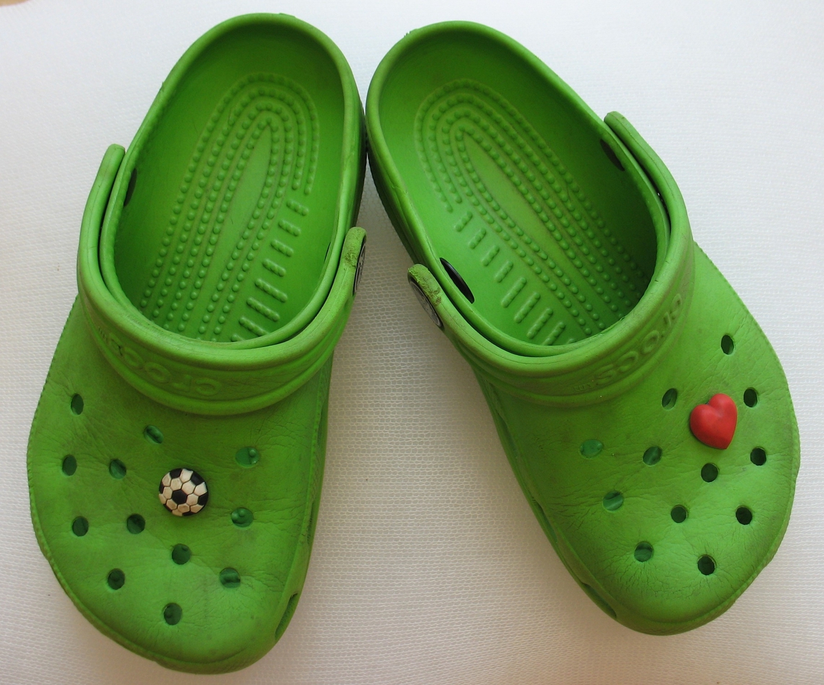 Gröna skor i plast, så kallade ''Foppatofflor''.

Skorna är helgjutna med en rem för hälen. På ovansidan på skorna finns dekorationer i form av ''jibbitz''. Den ena skon har en fotboll, eftersom givaren älskar fotboll. Den andre har ett hjärta som givaren fick av sin moster på alla hjärtans dag.

Skorna är tillverkade av det amerikansk företaget Crocs men själva tillverkningen har skett i Bosnien. Från början var dessa skor tänkta som badsko eller en sko att använda vid span, men blev mycket populära som fritidssko.

Bilaga finns.