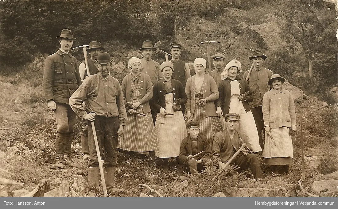 14 skogsarbetare vid skogsplantering i Amnabro, ev. 1918. 

Fröderyds Hembygdsförening